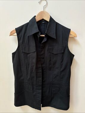 Crisp Vintage Cotton Sleeveless Button-Down Shirt in Black